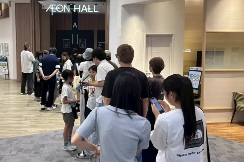 イベント会場前に並ぶ来場者の様子